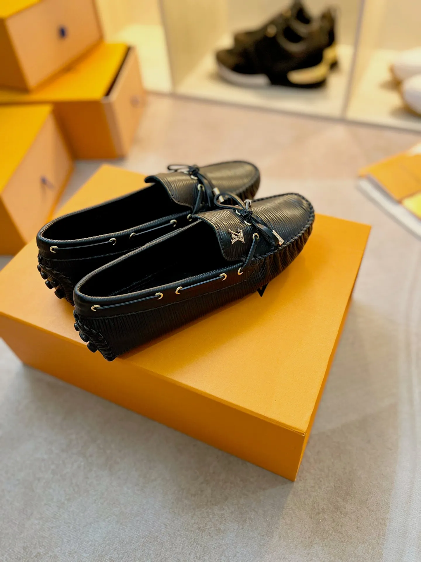 p460💰Couple model❤️🇫🇷 𝙇𝙤𝙪𝙞𝙨 𝙑𝙪𝙞𝙩𝙩𝙤𝙣 🇫🇷Louis Vuitton 2023 Classic𝓛𝓿 𝓣𝓻𝓪𝓲𝓷𝓮𝓻 Sports Series ➪➪➪¯ [Arizona Doudou Shoes Series] ▪️▪️▪️Arizona slip-on shoes are made of Monogram Eclipse canvas. Its hand-painted and dyed edges and hand-sewn uppers fully demonstrate Louis Vuitton's traditional shoemaking craftsmanship. This slip-on shoe is very lightweight. The integrated tongue and upper make it particularly comfortable and flexible. The soft outsole is equipped with rubber padding. Decorated with matching sash. Detailed features: ☑️Monogram Eclipse canvas ☑️Black Eclipse pattern ☑️Hand-painted shoe edges ☑️Hand-sewn uppers (each pair takes time to process) ☑️Integrated tongue and upper construction ☑️Outsole equipped with rubber lining ☑️size: 35_46
